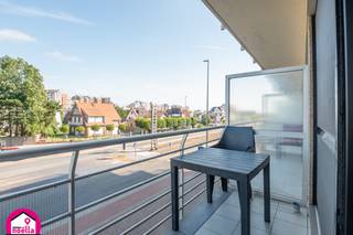 Volledig gerenoveerde studio
Deze studio werd volledig gestript en vernieuwd, met oog voor kwaliteit en modern wooncomfort.
Vernieuwingen en troeven:
Volledig nieuwe leidingen.
Nieuwe vloeren.
Volledig vernieuwde badkamer.
Nieuwe elektrische installatie.
PVC-raam met driedubbele beglazing en geïntegreerd vliegraam.
Energiezuinige doorstromer voor warm water.
Buitenverlichting.
kasten over de volledige breedte van de studio voor extra opbergruimte.
13 stopcontacten, waarvan één met geïntegreerde USB-aansluiting.
Moderne zwarte lamellen.
Videofoon met wifi.
Inkomdeur die op afstand kan worden geopend via een app.
Een instapklare, hedendaagse studio die comfort, energiezuinigheid en slimme technologie perfect combineert. Info 0471 10 63 68 of info@immonoella.be