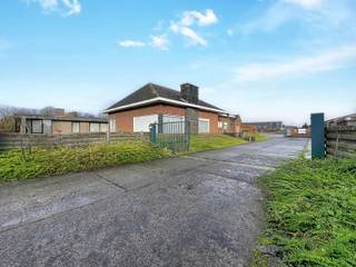 Interessant gelegen perceel bouw-/projectgrond met een perceelsbreedte van ca. 84 m en een perceelsdiepte van ca. 55 m.De projectgrond omvat twee op...