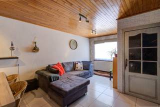 Deze op te frissen woning in Lier biedt 3 ruime slaapkamers en een grote tuin. Gelegen in een doodlopende straat, bevindt u zich op korte afstand van winkels, supermarkten, horecazaken, scholen en openbaar vervoer. Een paar meter wandelen en u staat op de netedijk.<br /><br />Grootste troeven:<br /><br />- Mogelijkheid tot 4de slpk.<br />- Grote tuin<br />- Ligging<br />- Geen renovatieplicht<br /><br />Indeling:<br /><br />Bij het betreden van de woning komt u terecht in de inkomhal, die toegang biedt tot de gezellige eet- en leefruimte. Deze aangename leefruimte sluit naadloos aan op de keuken.<br />Verder beschikt het gelijkvloers over een badkamer en veranda. De veranda geeft dan uit op de grote zuidoostgerichte tuin.<br />Via de trap bereikt u de eerste verdieping. Hier bevinden zich al twee ruime slaapkamers.<br />De afgewerkte zolderruimte doet dienst als bergruimte en slaapkamer. Deze ruimte kan worden opgesplits in nog een extra slaapkamer.<br /><br />Een ideaal huis om er uw eigen plekje van te maken.