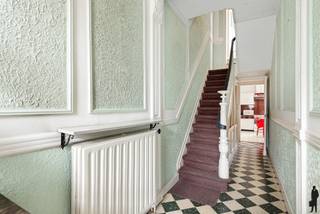 Deze te renoveren karaktervolle rijwoning zit vol authentieke elementen en biedt 4 ruime slaapkamers. De woning heeft een zeer rustige ligging...