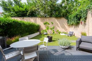 Dit ruime gelijkvloers future proof nieuwbouw appartement van 2010 met drie slaapkamers vinkt werkelijk alle boxen aan:<br /><br />- grote buitenruimte van 70m² met mooi terras én zonnige tuin<br />- ruime en lichtrijke leefruimte <br />- prachtige open en volledig ingerichte keuken (vernieuwd in 2021) met leuke toog<br />- mooie badkamer met ligbad én inloopdouche, apart toilet in de inkomhal<br />- praktische ruime wasberging, extra grote berging in de kelder en aparte fietsenberging<br />- 3 slaapkamers waarvan 1 grote master met dressing<br />- Ruime autostaanplaats (bij te kopen aan 30.000 euro) <br />- Energie zuinig B-label, blanco elektrische keuring, asbestvrij<br /><br />Ligging<br />Centrale ligging te Hoboken, in een rustige en residentiële wijk. Op een steenworp van de Hobokense Polder, park Sorghvliedt en het fort van Hoboken: dat is genieten van veel groen in de onmiddellijke omgeving! <br /><br />Verplichte vermeldingen<br />EPC score: B label: 161 kWh/m²<br />Stedenbouwkundige inlichtingen in aanvraag<br />P score A, G score A<br /><br />Bijzonderheden<br />- Dit prachtige appartement is 100 % instapklaar<br />- Alle voordelen van nieuwbouw, met verkoop onder registratie rechten!<br />- Cv op gas, HR combi-ketel werd in 2024 geplaatst<br />- Ramen met HR beglazing, voorzien van rolluiken<br />- Keuken werd in 2021 volledig vernieuwd en voorzien van alle nodige toestellen incl. combi stoomoven en combi microgolf/oven