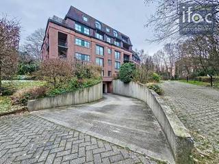Uitstekend gelegen gelijkvloers appartement met terras en privatief gebruik van de tuin, goed onderhouden gebouw met rondom mooie...