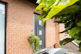 Deze uitstekend onderhouden en asbestvrije open bebouwing is gelegen in een rustige, autoluwe woonwijk en biedt een mooie combinatie van rust, privacy, groen en modern wooncomfort. Op wandelafstand bevinden zich de Potpolder en het Broek van Tielrode, ideaal voor wandelingen en fietstochten in een groene omgeving.<br /><br />De woning is energiezuinig met een EPC-label B en beschikt over zonnepanelen, een thuisbatterij en airconditioning. Voor elektrische wagens is er een 3-fase Wallbox, waarmee je de wagen optimaal kunt laden met zelf opgewekte zonne-energie.<br /><br />De woning omvat op het gelijkvloers een inkomhal met vestiaire en bergruimte, gastentoilet, badkamer, slaapkamer, bureau, keuken, eetkamer en gezellige woonkamer. De aansluitende veranda biedt extra leefruimte en kijkt uit op de onderhoudsvriendelijke tuin met terras. Op de eerste verdieping bevinden zich nog twee volwaardige slaapkamers, een apart toilet en een praktische berging.<br /><br />Ook buiten geniet je van extra comfort dankzij de terrasoverkapping met lamellendak en zonwering, twee elektrische zonneluifels. De woning beschikt daarnaast over een garage met elektrische poort, washuis en extra bergruimte. Voor de woning is er ruime parkeergelegenheid.<br /><br />Dankzij de goede verbinding met de E17, N16 en N41 zijn omliggende gemeenten en steden vlot bereikbaar. Scholen, supermarkten en winkels bevinden zich eveneens op korte afstand.<br /><br />Een verzorgde, energiezuinige woning op een rustige en groene locatie, met alles in huis om comfortabel en zorgeloos te wonen.