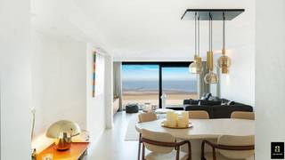 Op de Zeedijk van Duinbergen, ter hoogte van het geliefde Blue Buddha strand en ideaal gelegen tussen de twee zeilclubs, bevindt zich dit uitzonderlijk lichtrijke appartement met frontaal zeezicht. Het appartement telt 2 slaapkamers en 2 badkamers. <br />Indeling, inkomhal met gastentoilet, moderne living met open keuken, terras vooraan en 2 ruime slaapkamers met elk hun eigen badkamer.<br /><br />Het appartement werd begin 2024 volledig en smaakvol gerenoveerd door de eigenaars, met aandacht voor comfort, lichtinval en een warme, gezellige sfeer. Ook de gemeenschappelijke delen (inkomhal, lift en de voorgevel) van het gebouw werden recent vernieuwd, wat het geheel een verzorgde en hedendaagse uitstraling geeft. Met een bewoonbare oppervlakte van 99 m² geniet u hier van een aangenaam ruimtelijk gevoel.