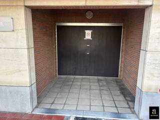 goed gelegen garagebox(nr 05) te huur - residentie Meerdal gelegen te Koningslaan 122<br />huurprijs : 2400€ per jaar<br />onmiddellijk beschikbaar <br /><br />afmetingen <br />hoogte 1.93m<br />breedte : 2.42m<br />diepte : 5.62m