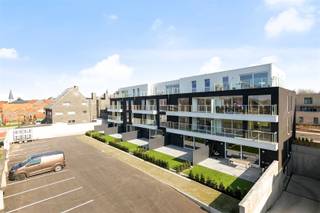 <p>3-bedroom apartment FOR RENT located in the "Paddenhoek" residential complex in Kluisbergen. <br />Within walking distance of the AD Delhaize, bakery, butcher shop... <br />The apartment features an entryway, a bright living room, a fully equipped kitchen, a bathroom with a beautiful walk-in shower, 3 bedrooms, and a storage room.<br />In addition, the apartment has a large southwest-facing terrace and a garage.</p><p>Common area fees: €50/month<br />Optionally, you can rent a parking space for €30/month</p><p><br />Available 11/01/2026 <br />Interested in this apartment? Request a tour via our website www.immodhondt.be<br /> </p><p><span><span> </span></span></p>