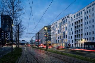 <p>The Tide is een uniek herontwikkelingsproject in het bruisende centrum van Antwerpen, recht tegenover de AP Hogeschool Campus Noordplaats. Het project omvat 130 studentenkamers, 10 residentiële studio’s, een commerciële plint en 48 ondergrondse parkeerplaatsen. Voor studenten is The Tide de ideale uitvalsbasis: de verschillende campussen van de Universiteit Antwerpen en de AP Hogeschool liggen in de onmiddellijke nabijheid, net als alle noodzakelijke voorzieningen op het vlak van cultuur, horeca en sociale activiteiten. Zo kunnen studenten volop genieten van alles wat deze levendige stad te bieden heeft.</p>
<p>Het nieuwe gebouw bestaat uit een commercieel gelijkvloers, gevolgd door 130 high-end studenten-kamers, verdeeld over meerdere verdiepingen. Elke kamer is voorzien van een private sanitaire cel. Op elke verdieping is er een gemeenschappelijke leefruimte met keuken, ontworpen als aangename ontmoetingsplek voor de studenten. De studentenkamers variëren in oppervlakte van 19 m<span>2</span> tot 31 m<span>2</span>, met een gemiddelde van 22 m<span>2</span>.</p>
<p>De kamers werden volledig ontworpen door Caroline De Cuyper, zodat ze niet alleen praktisch maar ook stijlvol en huiselijk aanvoelen. Dit project wordt volledig instapklaar opgeleverd, inclusief maatmeubilair, verlichting, gordijnen en geschilderde muren. Het verplichte afwerkingspakket garandeert een zorgeloze oplevering waarbij alles tot in de puntjes is afgewerkt. De look & feel combineert een eigentijdse en high-end uit-straling met een urban, hip karakter – stijlvol, modern en klaar om meteen in gebruik te nemen.</p>