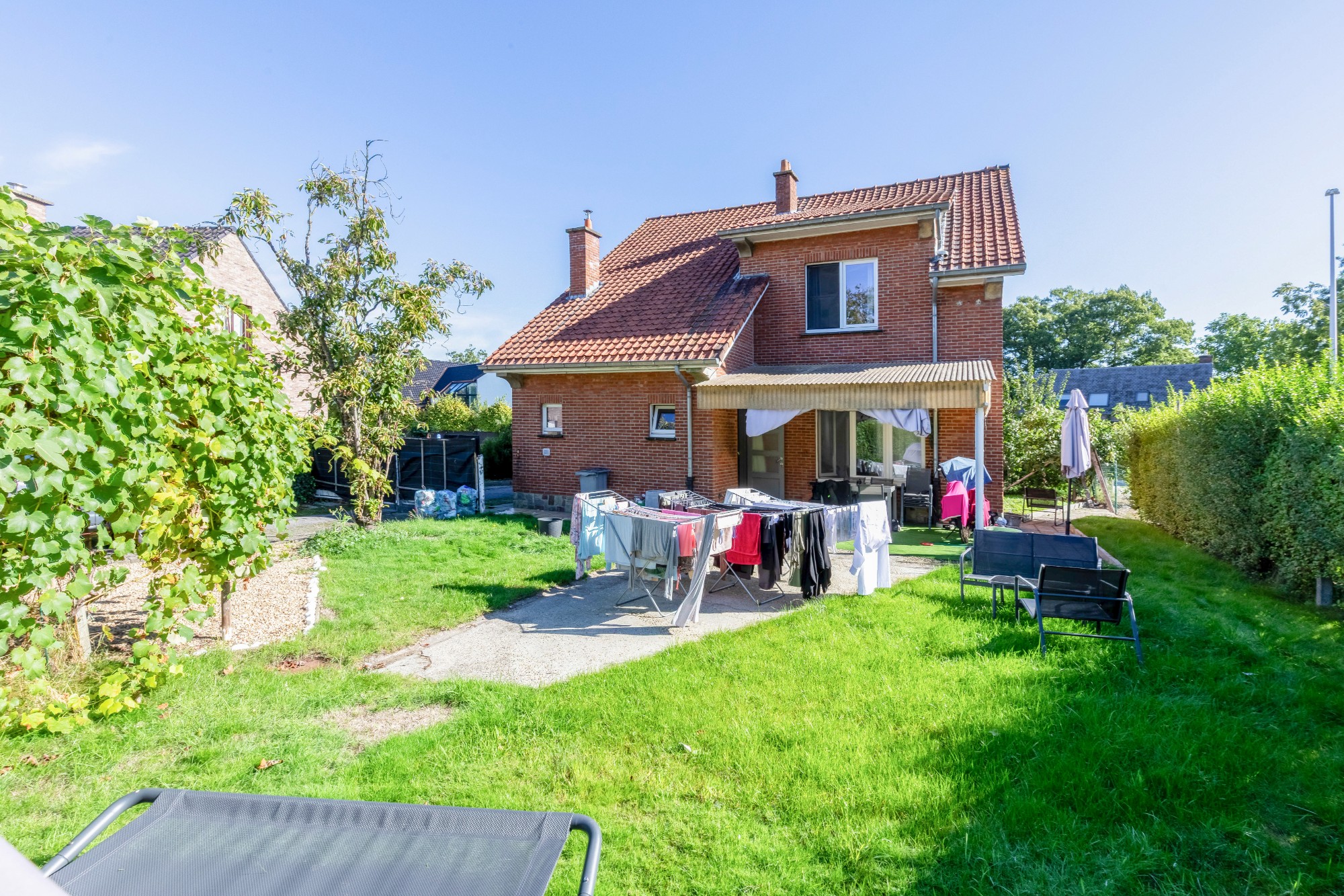 Voormalige hofstede met stallingen op perceel van 3016 m² dicht bij het centrum van Sint-Niklaas - foto 4