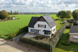 <p><strong>Landelijk en rustig gelegen ééngezinswoning te Oplinter<br /><br /><br /></strong></p>
<p>Droom je van ruimte, groen en privacy, zonder in te boeten aan comfort en bereikbaarheid? Dan is deze ruime, energiezuinig gerenoveerde gezinswoning op een prachtig perceel precies wat je zoekt.</p>
<p></p>
<p><strong>Rust en privacy<br /><br /><br /></strong></p>
<p>Op een uitzonderlijk ruim perceel, met een prachtig uitzicht over de omliggende velden, geniet je hier elke dag van rust, groen en een gevoel van privacy. De landelijke omgeving en de royale tuin maken van deze woning een heerlijke thuis voor wie houdt van het buitenleven.<br /><br /><br /></p>
<p><strong>Energiezuinig wonen met hedendaags comfort<br /><br /><br /></strong></p>
<p>De woning werd duurzaam gerenoveerd en behaalt een <strong>gunstig EPC-label B</strong>. Daarbij werd aandacht besteed aan energiezuinigheid, comfort en toekomstgericht wonen.</p>
<p>Deze mooie EPC - score werd onder meer behaald door de plaatsing van zonnepanelen, bijkomende isolatie, airconditioning, regenwaterput,...<br /><br /><br /><br /><strong>Ruimte voor het hele gezin<br /><br /><br /></strong></p>
<p>Binnenin biedt de woning heel wat mogelijkheden voor gezinnen die op zoek zijn naar ruimte en flexibiliteit.</p>
<p>De woning beschikt over drie grote slaapkamers, ideaal voor een gezin met kinderen. Daarnaast is er een ruime extra kamer die perfect dienst kan doen als bureau, hobbyruimte, 4e slaapkamer of gastenverblijf.</p>
<p>De verschillende ruimtes maken deze woning bijzonder veelzijdig en bieden mogelijkheden om ze aan te passen aan de noden van jouw gezin.</p>
<p></p>
<p><strong>Een tuin boordevol mogelijkheden<br /><br /><br /></strong></p>
<p>De absolute blikvanger is zonder twijfel het uitgestrekte perceel van 50 are. De grote tuin biedt verschillende mogelijkheden voor jong en oud, met zicht op het omliggende landschap.</p>
<p>Bovendien beschikt het eigendom over een <strong>aparte garage</strong>, een praktische troef voor het stallen van een wagen, fietsen of tuinmateriaal.<br /><br /><br /></p>
<p><strong>Landelijk genieten, vlak bij Tienen<br /><br /><br /></strong></p>
<p>Oplinter is een charmante deelgemeente van Tienen, waar het landelijke karakter en het dagelijkse gemak mooi samengaan. Je woont er in een groene, rustige omgeving, met de stad Tienen op een boogscheut, met een uitgebreid aanbod aan winkels, supermarkten, restaurants,..</p>
<p>Voor gezinnen is de omgeving bijzonder interessant dankzij de aanwezigheid van scholen in Oplinter en de ruimere regio Tienen. Ook sportverenigingen, recreatieve voorzieningen en jeugdactiviteiten bieden mogelijkheden om kinderen en volwassenen hun vrije tijd actief en aangenaam in te vullen.</p>
<p>Ook de bereikbaarheid via de lokale verbindingswegen en het openbaar vervoer maakt de combinatie van landelijk wonen en dagelijkse verplaatsingen bijzonder aantrekkelijk.<br /><br /><br /></p>
<p><strong>Interesse? Neem contact op voor meer informatie of een bezoek ter plaatse. </strong></p>