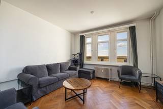 In een gezellige buurt met tal van fijne adresjes, zoals Pain Pidou, Pompidou en De Singel, bevindt zich dit charmante appartement op een toplocatie. De grote parken, het openbaar vervoer en de belangrijkste invalswegen liggen vlakbij. Een ideale combinatie van stadsleven, groen en bereikbaarheid.<br /><br />Wie de Jan Van Rijswijcklaan indraait, kan niet naast de imposante Residentie Van Ryswyck kijken. Dit karaktervolle gebouw uit 1934 ademt pure art-decoallure. De stijlvolle inkomhal met marmeren accenten en de aanwezigheid van een conciërge zetten meteen de toon: hier woon je in stijl.<br /><br />Het appartement bevindt zich op de zevende verdieping en verwelkomt je via een inkomhal met gastentoilet en toegang tot de verschillende ruimtes. Links bevindt zich de degelijke, goed onderhouden keuken, met aansluitend een gezellig terras van circa 3 m². De perfecte plek om even te ontspannen met een kop koffie in de buitenlucht.<br />De sfeervolle leefruimte biedt volop plaats voor een comfortabele zithoek en een ruime eethoek. Het prachtige visgraatparket geeft het geheel een warme, tijdloze uitstraling en sluit naadloos aan bij het karakter van het gebouw.<br />Verder beschikt het appartement over een ruime slaapkamer, eveneens voorzien van visgraatparket, en een badkamer met bad en lavabomeubel.<br />Ook praktisch zit je hier goed: het gebouw beschikt over een fietsenstalling en het appartement behaalt een gunstig EPC-label B. Bovendien is de elektrische installatie conform.<br /><br />De troeven op een rij:<br />Iconische art-dec residentie uit 1934<br />Gegeerde ligging aan de Jan Van Rijswijcklaan<br />Ruime, lichtrijke leefruimte met visgraatparket<br />Goed onderhouden keuken met aansluitend terras van ca. 3 m²<br />Ruime slaapkamer<br />Fietsenstalling in het gebouw<br />Conciërge aanwezig<br />Energiezuinig wonen dankzij EPC-label B<br />Elektrische installatie conform<br /><br />Een charmant appartement met karakter, op een uitstekende locatie en met alle troeven voor comfortabel wonen in de stad.<br /><br />Het grondplan, het EPC, elektriciteitskeuring en de asbestinventaris kan u reeds bekijken via de Wellimmo-site ('documenten')<br /><br />Reserveer alvast je plekje op onze kijkdag op 20/10 of 22/10 via 0468/075556 of mail naar gerd@wellimmo.net<br /><br />📩 Meer info of een bezoek: info@wellimmo.net<br />📞 03/225 00 68