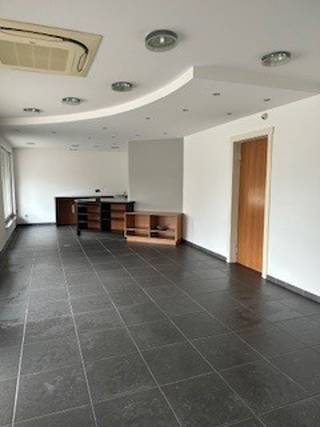 Ben je op zoek naar een goede locatie om je eigen zaak te starten of uit te breiden? Dan is dit pand precies wat je zoekt. Gelegen langs een...