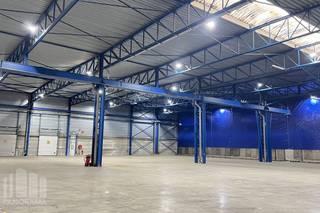 Op zoek naar een functionele bedrijfsruimte voor logistiek, opslag of productie? Deze <strong>bedrijfshal van 2.800 m²</strong> combineert een <strong>vrije hoogte van 8,25 m</strong> met een uitzonderlijke<strong> vloerdraagkracht van 5 t/m².</strong><br /><br />Gelegen aan de <strong>Oosterring 16 </strong>te Genk, bevindt de site zich op een strategische locatie met een vlotte aansluiting op de <strong>E314, E313 en N76</strong>. Deze belangrijke verkeersassen zorgen voor een snelle verbinding richting Antwerpen, Hasselt, Luik en Duitsland.<br /><br />Voor een efficiënte logistieke werking beschikt het pand over <strong>3 laadkades</strong>, ideaal voor het efficiënt laden en lossen van goederen. Daarnaast is een <strong>kantoorcontainer</strong> inbegrepen, wat zorgt voor een praktische oplossing voor administratieve activiteiten.<br /><br />Daarnaast is er op de site de mogelijkheid om een <strong>tweede bedrijfshal van 2.716 m² </strong>te huren, ideaal voor bedrijven die nood hebben aan extra opslag-, logistieke of productieruimte.<br /><br />Contacteer <strong>PANORAMA B2B </strong>voor meer informatie of een vrijblijvend plaatsbezoek: <strong>011.220.500</strong>