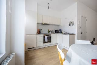 <p>We bieden u dit instapklare appartement aan op de vierde verdieping van een kleinschalig gebouw in de gegeerde Kievitwijk, een centrale en bruisende buurt in Antwerpen, op wandelafstand van het Centraal Station, het Mediaplein en alle voorzieningen.</p>
<p>Het appartement beschikt over een inkomhal met ruimte voor vestiaire, die uitgeeft op de lichtrijke leefruimte met open, volledig geïnstalleerde keuken. De laminaatvloer doorheen het volledige appartement zorgt voor een moderne en onderhoudsvriendelijke afwerking.</p>
<p>Achteraan bevinden zich twee volwaardige slaapkamers. Verder beschikt het appartement over een badkamer, een apart toilet en een praktische berging, wat zorgt voor extra comfort.</p>
<p>Een absolute troef is het winterterras: een veelzijdige ruimte waar u het hele jaar door van kan genieten en die bij mooi weer volledig opengezet kan worden.</p>
<p>Het appartement werd gerenoveerd in 2019 en is instapklaar. Het EPC-label bedraagt momenteel C, maar kan mits beperkte ingrepen verbeterd worden naar een gunstig B-label.</p>
<p>Met een vraagprijs van €265.000, een huurinkomst van €900/maand en lage gemeenschappelijke kosten (€50/maand), vormt dit appartement een interessante opportuniteit voor zowel starters als investeerders.</p>
<p>Interesse? Neem gerust contact op met Xander via xande@reds.be of via 0497 18 10 84</p>