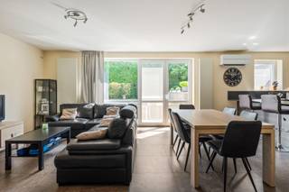 Op zoek naar een appartement waar je niet hoeft te kiezen tussen comfort en buitenruimte? In de Heidestraat te Schelle vinden we dit ruim en verzorgd appartement met 2 slaapkamers, gebouwd in 2013.<br /><br />Je komt binnen in een aangename leefruimte waar licht en ruimte centraal staan. De ruime, volledig geïnstalleerde keuken is voorzien van voldoende werk- en kastruimte en vormt de ideale plek om te koken, te tafelen en gezellig samen te zijn.<br /><br />Via de leefruimte krijg je toegang tot de ruime tuin. Een absolute troef! Hier heb je alle plaats voor een zonnig terras, een groene invulling of gewoon een heerlijke plek om na een lange dag de benen omhoog te leggen.<br /><br />Het appartement beschikt verder over twee volwaardige slaapkamers en biedt dankzij de aanwezigheid van airconditioning ook tijdens warme zomerdagen het nodige comfort.<br /><br />En praktisch? Daar werd uiteraard ook aan gedacht. Je beschikt over een ondergrondse autostaanplaats én een privatieve kelderberging. Zo staat de wagen veilig en heb je bovendien voldoende extra opbergruimte.<br /><br />Extra troeven:<br />– 2 slaapkamers<br />– Ruime, geïnstalleerde keuken<br />– Airconditioning<br />– Ruime tuin<br />– Ondergrondse autostaanplaats en kelderberging<br />– Screens en rolluiken<br /><br />Interesse? Maak dan snel een afspraak via info@jamar.immo of ‭03 435 31 33‬