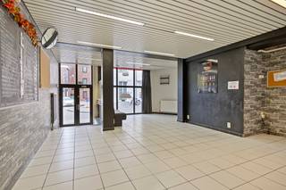 <p>Te koop:handelspand in het hart van Mechelen, op de Melaan, vlakbij de Vismarkt en diverse scholen.</p>
<p> </p>
<p>Dit handelspand is commercieel uitstekend gelegen in een levendige en toeristische zone. De ligging op de Melaan biedt directe toegang tot het historische centrum, met scholen zoals het Conservatorium, Scheppers en TSM op wandelafstand.</p>
<p> </p>
<p>Belangrijkste ruimtes:<br />• Commerciële zone<br />• Toilet (voor klanten en personeel)<br />• Berging<br />• Keukenruimte geschikt voor horeca-activiteiten</p>
<p> </p>
<p>Troeven:<br />• Commercieel goed gelegen in het centrum van Mechelen<br />• Nabij Vismarkt en scholen, ideaal voor constante passage</p>
<p> </p>
<p>Neem vandaag nog contact op met je ERA-makelaar voor een bezoek.</p>
<p> </p>
<p>JOUW DROOMHANDELPAND. ZO GEVONDEN!</p>