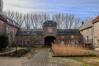 Elke dag ontwaken in een oase van rust, omringd door de schoonheid van de natuur, het kan in de Herkkanthoeve te Herk-de-Stad! Deze vierkantshoeve werd gerenoveerd en omgebouwd naar een kleinschalig cohousingproject, waar het beste van beide werelden wordt samengebracht: privéleven in je eigen woning en tuin met tegelijkertijd de mogelijkheid om te genieten van de ruimte en gezelligheid van het landgoed. <br /><br />Het project bestaat uit 5 woningen, waarvan er 3 reeds bewoond zijn.<br /><br />De woning die hier te koop wordt aangeboden verwelkomt je in een mooie leefruimte met plaats voor een zithoek, eetkamer en open keuken. De nieuwe grote ramen bieden een prachtig zicht op het groen en laten de ruimte licht en luchtig aanvoelen. De benedenverdieping biedt verder ook ruimte voor een gastentoilet en een bureelruimte/speelkamer/bergruimte, waardoor er voldoende plaats is voor werk of hobby.<br /><br />Op de bovenverdieping vindt u drie comfortabele slaapkamers en twee badkamers. <br /><br />Er is een ruime, praktische en volledig bekuipte kelder aanwezig die kan dienen als wijnkelder of extra opslagruimte.<br /><br />De woning is zorgvuldig tot wind- en waterdicht gerenoveerd met oog voor moderne technieken (geothermische warmtepomp, zonnepanelen, ...) en behoud van authentieke elementen, waardoor een charmante en warme sfeer is gecreëerd. U heeft de mogelijkheid om de afwerking volledig naar uw smaak en stijl te realiseren.<br /><br />Buiten kunt u genieten van uw tuin, met een uitgestrekt zicht op bomen en velden. Op het prachtige domein zou in de toekomst nog een zwemvijver worden aangelegd.<br /><br />Een extra troef is de grote schuur die behoort tot de gemeenschap. Deze kan worden gebruikt voor feestelijke gelegenheden. Er wordt een gemeenschappelijke keuken en sanitair voorzien in een van de stallen. Stelt u zich eens voor hoe geweldig het zou zijn om uw verjaardagen, familiebijeenkomsten of andere gelegenheden te vieren in deze sfeervolle ruimte.<br /><br />Nog een leuke extra is dat er zich iets verderop een zelfoogsttuin bevindt, waar de nieuwe bewoners van deze woning ook van kunnen profiteren. Geniet van verse en biologische groenten, rechtstreeks uit de tuin! <br /><br />Mis deze unieke kans niet om deel uit te maken van dit bijzondere project. Neem vandaag nog contact met ons op om een bezichtiging te plannen en ontdek hoe deze woning uw nieuwe thuis kan worden!