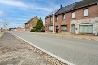 Deze volledig gerenoveerde woning is gelegen in het centrum van Verrebroek, nabij invalswegen en winkels. <br /><br />Op het gelijkvloers is er een inkomhal, een ruime en lichtrijke leefruimte en een moderne keuken. Verder is er nog een badkamer met bad en douche, een apart toilet en een bergruimte. <br /><br />Op de 1ste verdieping zijn er 3 grote slaapkamers, waarvan 2 met ingemaakte kasten en een toilet. <br /><br />De zolderverdieping is bereikbaar via een vaste trap en omvat nog een 4de slaapkamer. <br /><br />Buiten is het heerlijk vertoeven in de omheinde en zonnige tuin met overdekt terras en werkplaats. <br /><br />Bovendien kan het huurcontract voor een garage mee overgenomen worden.<br /><br />Leuke, energiezuinige woning met 4 slaapkamers!<br /><br />Wij leiden je graag rond.