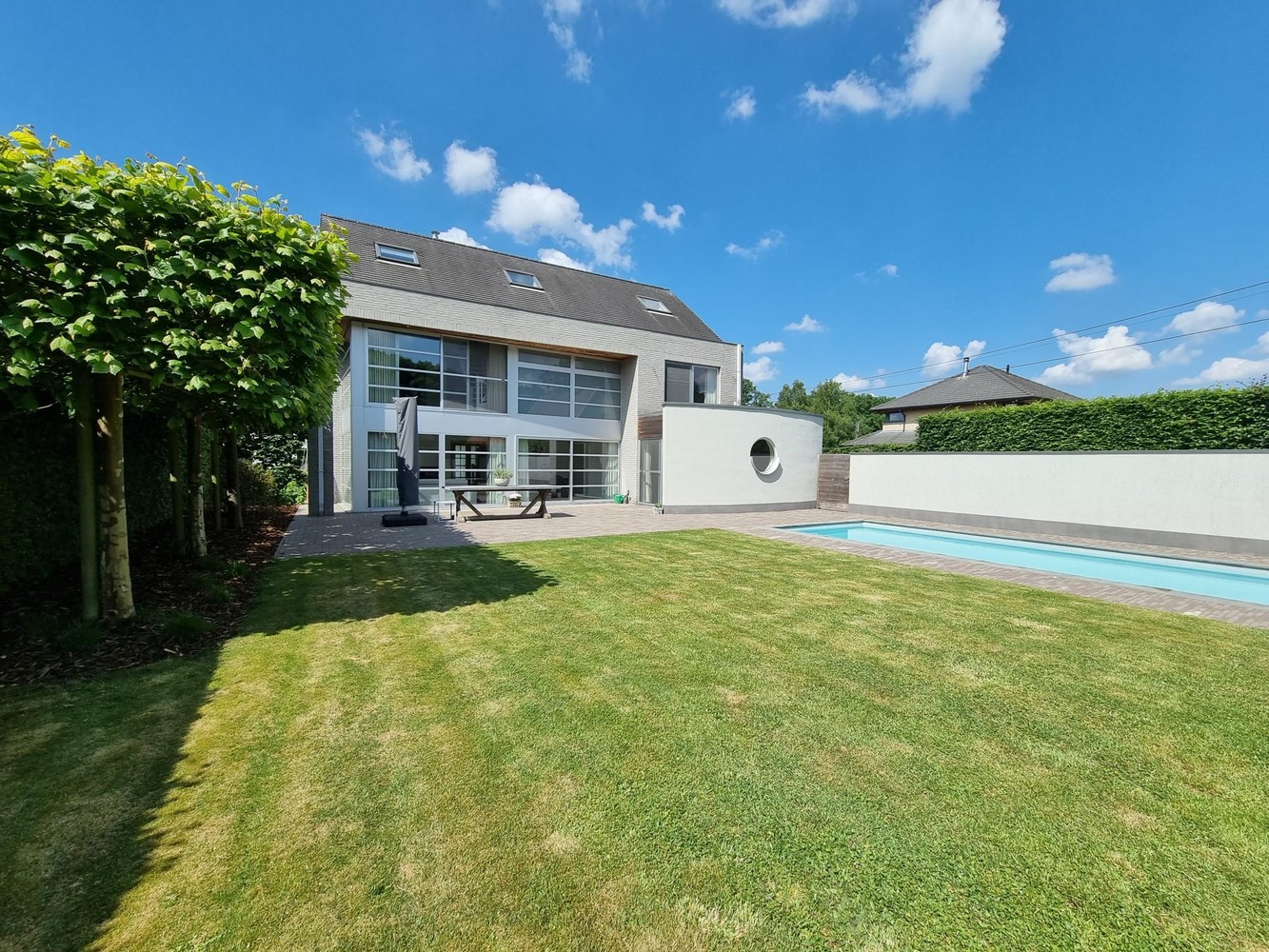 Prachtige villa woning, rustig gelegen met zonnige, diepe tuin voorzien van zwembad en poolhouse. - foto 1