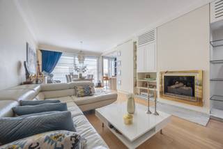 Dit zeer verzorgd appartement is centraal gelegen en heeft 2 slaapkamers.<br /><br />De living heeft veel lichtinval op een mooie houten vloer en er is overal dubbele beglazing.<br /><br />De open keuken op stenen vloer is volledig uitgerust en heeft: een ingebouwde ijskast en diepvries, een ceramische kookplaat, een dampkap, een vaatwasser, een dubbele spoelbak, een micro-oven en kasten boven en onder.<br /><br />De badkamer is volledig betegeld, een ligbad/douche en een lavabo.<br /><br />Het appartement heeft 2 slaapkamers ( 15m² + 11m²) en hebben beide zonnewering.<br /><br />Er is tevens een apart W.C. in het appartement.<br /><br />Het mooie terras (8m²) is aan de voorkant van het appartement gelegen en heeft een automatische zonnetent.<br /><br />Zeer gunstig EPC 176 kWh/m² jaar, LABEL B !<br /><br />De elektriciteit is conform.<br /><br />De maandelijkse kosten bedragen €250 ( verwarming, water, blokpolis, syndicus, minuterie, lift controle en onderhoud, ...) <br /><br />Voor meer info of een bezoek, neem contact op met Philip op 0476 99 90 29 of philip@reds.be.