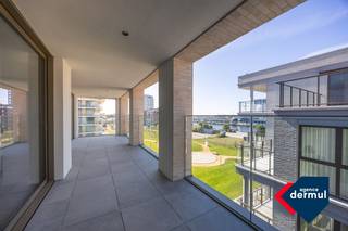 Ontdek dit exclusieve appartement in Residentie Arcade, een prestigieus nieuwbouwproject op de hoek van de Victorialaan en de Fortstraat in Oostende. Met haar tijdloze architectuur, elegante gevelpartijen en stijlvolle verspringingen straalt deze residentie pure klasse en verfijning uit. Dit laatste beschikbare 2 slaapkamerappartement is gelegen op de vijfde verdieping en combineert luxe, ruimte en optimaal wooncomfort. Dankzij de prachtige ligging geniet u van een adembenemend en rustgevend uitzicht op het park, een uitzonderlijke troef die elke dag opnieuw voor een heerlijk vakantiegevoel zorgt. De kwalitatieve afwerking en stijlvolle uitstraling zorgen voor een luxueuze, instapklare woonervaring. Bovendien beschikt de residentie over een praktische gemeenschappelijke fietsenberging. Of u nu op zoek bent naar een exclusieve vaste woonst, een stijlvol tweede verblijf aan zee of een waardevolle vastgoedinvestering, dit appartement biedt een unieke combinatie van architecturale klasse, uitzonderlijk wooncomfort en een schitterende ligging. Contacteer ons vandaag nog voor meer informatie of een bezoek ter plaatse.<br />