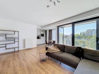 Ben je op zoek naar exclusief vastgoed in de hoofdstad? Ontdek dit prachtige en instapklare gemeubeld appartement te huur in Brussel. Dankzij de uitstekende ligging geniet je van alle voordelen die de stad te bieden heeft.<br /><br />Indeling van het appartement:<br />- uitnodigende inkomhallichtrijke leefruimte met open keuken<br />- 2 comfortabele slaapkamers<br />- badkamer met moderne voorzieningenhandige<br />- private kelder (nummer B.118)<br />- beveiligde ondergrondse autostaanplaats (nummer P.203)<br /><br />Troeven van dit appartement:<br />- gunstig energieprestatiecertificaat (EPC-label C+, 97 kWh/m²)<br />- volledige dubbele beglazing en modern ventilatiesysteem (type C)<br />- volledig bemeubeld: je kan er meteen intrekken  voldoende rookmelders aanwezig voor jouw absolute veiligheid<br />- gemeenschappelijke centrale verwarming op gas<br /><br />Bereikbaarheid:<br />Dit appartement te huur in Brussel is uitstekend bereikbaar. Gelegen aan de Groendreef, bevind je je op wandelafstand van het bruisende stadscentrum, winkels, scholen en openbaar vervoer. Ook de belangrijke invalswegen rond Brussel zijn zeer vlot te bereiken.<br /><br />Ben je geïnteresseerd in dit gemeubeld appartement te huur in Brussel? Of zoek je ander immo te huur? Aarzel niet om contact met ons op te nemen voor een bezoek aan dit unieke appartement te huur in Brussel!  