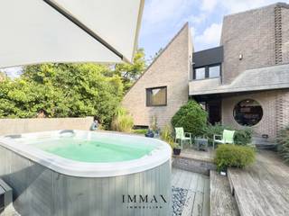 Charmante alleenstaande woning met grote tuin, aparte kantoor of praktijkruimte en bouwgrond – MaldegemDeze charmante alleenstaande woning met een...