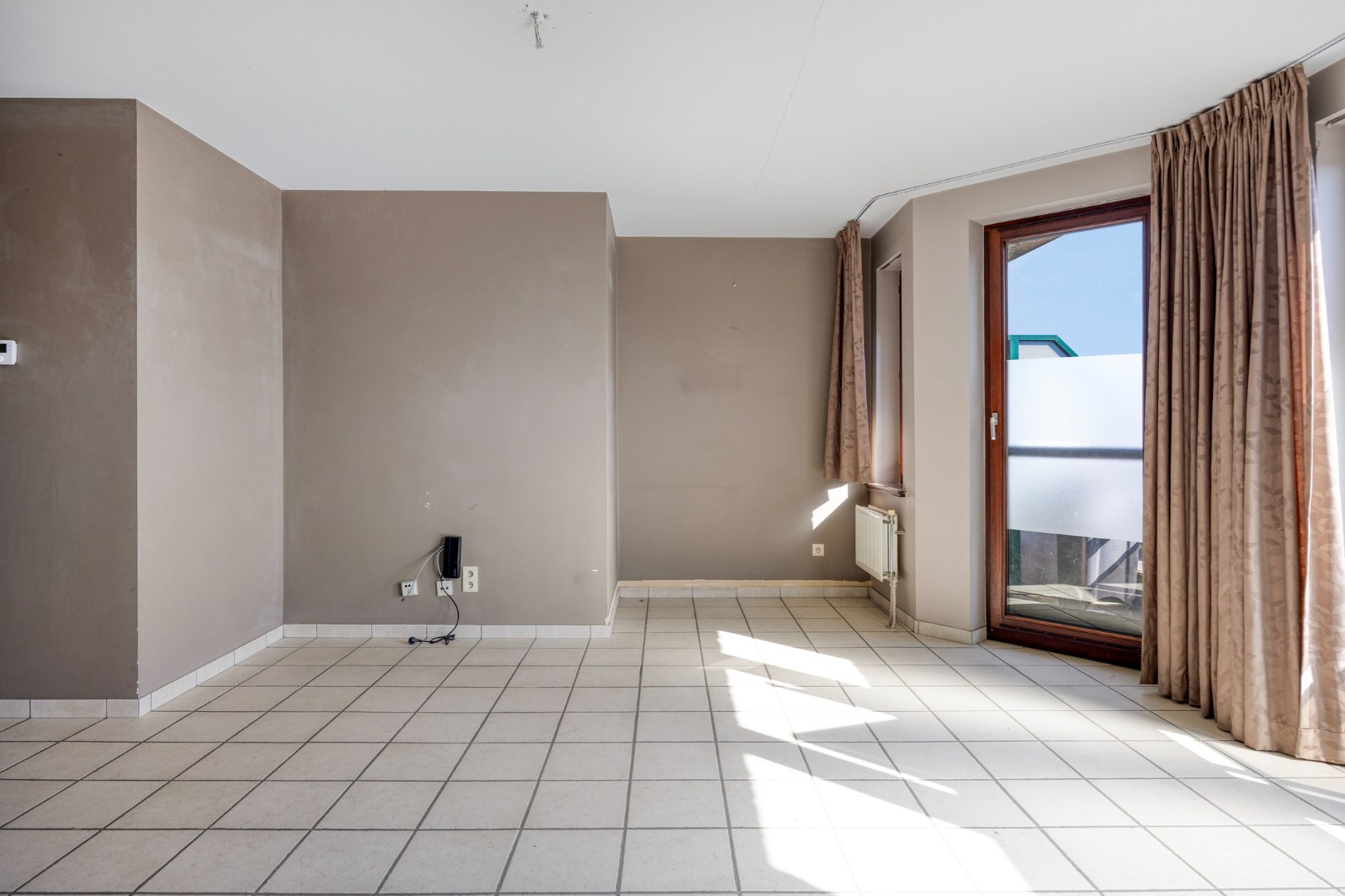 Appartement met 2 SLPKS en garage op gunstige locatie in het centrum. - foto 4