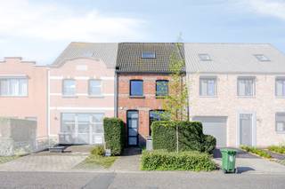 We betreden de woning via de inkomhal met apart gastentoilet en handenwasser. De woning beschikt over een gezellige leefruimte (ca. 11m²) die...