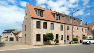 In de rustige en kindvriendelijke woonwijk Heulebrug bevindt zich deze statige hoekwoning met een prachtige gevelbreedte en een uitzonderlijk ruim woonvolume. Dankzij de hoekligging geniet de woning van een overvloed aan natuurlijke lichtinval, wat zorgt voor een aangenaam en open woongevoel in elke ruimte.<br /><br />Deze energiezuinige gezinswoning werd afgewerkt met oog voor kwaliteit en comfort. Op het gelijkvloers zijn alle ruimtes voorzien van op maat gemaakte gordijnen en lamellen. De stijlvolle open keuken beschikt over een kwaliteitsvolle afwerking en is uitgerust met hoogwaardige toestellen. Daarnaast is de woning voorzien van een mechanisch ventilatiesysteem type D, wat bijdraagt aan een gezond binnenklimaat en een laag energieverbruik.<br /><br />Ook buiten is het aangenaam vertoeven. De onderhoudsvriendelijke maar gezellige tuin beschikt over meerdere zongerichte terrassen, waardoor U op elk moment van de dag een zonnig plekje kunt vinden. Via de tuin is bovendien een praktische aparte zij-ingang aanwezig. Verder zorgen de deuren op plafondhoogte voor een extra ruimtelijk gevoel en beschikt de inkomhal over een ingebouwde vestiairekast.<br /><br />Indeling<br /><br />Gelijkvloers:<br />- Inkomhal met ingebouwde vestiairekast,<br />- Gastentoilet,<br />- Ruime leefruimte met gezellige zithoek en eethoek,<br />- Open keuken met zicht op de tuin,<br />- Aansluitend aan de keuken een zeer praktische berging/wasplaats,<br />- Onderhoudsvriendelijke tuin met meerdere terrassen,<br />- Garage met voldoende plaats voor een wagen en fietsen,<br /><br />Eerste verdieping<br />- Nachthal met toilet,<br />- Ruime eerste (master)slaapkamer met aansluitende dressing en badkamer met dubbele wastafel, ligbad en ruime inloopdouche met twee regendouchekoppen,<br />- Tweede slaapkamer die momenteel ingericht is als bureauruimte,<br />- Derde slaapkamer,<br /><br />Tweede verdieping<br />- Ruime vierde slaapkamer,<br />- Vijfde kleinere kamer/hobbyruimte,<br />- Verder af te werken douchekamer,<br />- Afzonderlijk toilet,<br /><br />Bent U op zoek naar een instapklare, energiezuinige gezinswoning met veel ruimte, een kwalitatieve afwerking en een uitstekende ligging in Heulebrug? Neem dan vandaag nog contact op voor meer informatie of een bezoek ter plaatse. <br />Deze woning zal U ongetwijfeld weten te verrassen.