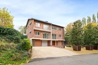 <p>Deze perfect onderhouden bel-étagewoning is rustig gelegen in een aangename straat en geniet van een prachtig verzicht op het groen. De woning combineert ruimte, comfort en functionaliteit en is ideaal voor wie op zoek is naar een gezellige gezinswoning zonder bijkomende werken.</p>
<p>Op het gelijkvloers bevindt zich een ruime garage met extra bergruimte en een laadpaal voor elektrische voertuigen. Daarnaast zijn er een praktische berging met aansluitingen voor het inrichten van een derde badkamer en een ruime wasberging.</p>
<p>Op de eerste verdieping vindt u een inkomhal met apart toilet, een eerste badkamer met douche, een volledig geïnstalleerde keuken en een lichtrijke woonkamer. Deze is momenteel opgedeeld met een tussenschot om een vierde slaapkamer te creëren, maar kan eenvoudig opnieuw tot één grote leefruimte worden omgevormd. De aangrenzende veranda doet momenteel dienst als bijkeuken of extra leefruimte en biedt rechtstreeks toegang tot het gelijkvloers.</p>
<p>De tweede verdieping omvat een nachthal met apart toilet, drie volwaardige slaapkamers en een tweede badkamer met douche. Buiten geniet u van een gezelligetuin met terras. Er bestaat bovendien de mogelijkheid om bijkomende tuinruimte in gebruik te nemen op het perceel van de buren.</p>
<p>De woning werd zorgvuldig onderhouden: de gevel werd volledig gereinigd, opnieuw gevoegd en voorzien van een duurzame coating. Verder is ze uitgerust met vliegenramen, zonnescreens, een alarmsysteem, een laadpaal. De woning is niet aangesloten op de openbare riolering, maar beschikt over een septische put.</p>
<p>Een instapklare, veelzijdige woning met een prachtig uitzicht en moderne voorzieningen — een ideale thuis voor wie comfort, rust en ruimte weet te waarderen.<br /><br /><strong>EPC 104kWh/m²</strong></p>