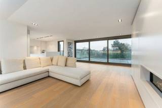 Découvrez ce penthouse exclusif dans un emplacement de choix à Waregem. Grâce à sa situation centrale, vous bénéficiez d'un accès facile...