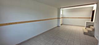 <u><strong>PLUSPUNTEN:</strong></u><br />- Elektriciteit conform<br />- Onderhoudsvriendelijk perceel<br /><br />Deze woning biedt een uitstekende kans voor wie een degelijk pand zoekt dat volledig naar eigen smaak verder gerenoveerd kan worden. Te midden van een rustige residentiële buurt en toch in de onmiddellijke omgeving van supermarkt, sporthal, bushalte, apotheek, bakkerij en diverse eetgelegenheden. Omliggende steden als Sint-Truiden en Luik zijn vlot bereikbaar dankzij de nabijheid van de vernieuwde N3.<br /><br /><u><strong>INDELING:</strong></u><br />De woning heeft een bruikbare oppervlakte van 96m². Bij binnenkomst tref je een praktische indeling: de inkomhal geeft toegang tot de woonkamer met aansluitend keuken en terras. De badkamer en wasplaats/technische ruimte bevinden zich eveneens op het gelijkvloers, de slaapkamers op de 1ste verdieping. Hoewel het pand te renoveren is, biedt de solide basisstructuur veel potentieel om het om te vormen tot een ideale starterswoning.<br /><br /><u><strong>UITGEVOERDE WERKEN:</strong></u><br />De woning werd reeds deels gerenoveerd:<br />+ Elektriciteit = conform tot 2039<br />+ Plaatsing gasketel<br />+ Alle ramen hebben dubbele beglazing<br /><br /><u><strong>OMGEVING:</strong></u><br />Deze karaktervolle woning bevindt zich in een prachtige wandel- en fietsomgeving, in het hart van Haspengouw. Enkele van de hotspots in de buurt zijn Château de la Motte, het Kasteel van Heks en uiteraard het uitgebreid fietsroutenetwerk. <br /><br />Deze woning is uiterst geschikt als starterswoning of als investering. Een buitenkans voor de snelle beslissers!<br /><br /><u><strong>CONTACT:</strong></u><br />Gecharmeerd door het potentieel van dit pand met vele troeven?<br />Contacteer mij voor meer info of voor een vrijblijvende afspraak op 0475/47.44.50<br /><br /><em>De vermelde oppervlaktes zijn slechts indicatief. Katrien Wouters - creating IMMOtions kan niet verantwoordelijk gesteld worden voor de juistheid van de aan haar verstrekte gegevens.</em>