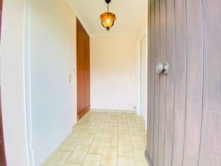 <strong>Wervik - Alleenstaande bungalow in rustige straat te koop.</strong><br /><br /><strong>Indeling:</strong>
<div><strong>Inkom </strong>met apart <strong>toilet</strong><br />Lichtrijke <strong>woonkamer </strong>met aangrenzend open keuken en veranda<br />Open <strong>keuken </strong>voorzien van dubbele spoelbak en elektrische vuur<br />Naast de keuken vindt u de <strong>badkamer </strong>met ligbad en lavabo<br />Ruime <strong>garage </strong>naast de keuken<br />Keuken voorzien van een afgesloten <strong>berging</strong><br /><strong>2 slaapkamers</strong> op het gelijkvloers<br />Grote <strong>tuin </strong>(Noordoost gelegen)</div>

<div>Mooi <strong>tuinhuis </strong>gesplitst in twee delen</div>

<div>Deel aan tuin voor berging<br />Deel aan oprit mogelijk extra garage</div>

<div><br /><strong>Troeven:</strong></div>

<ul><li>Veel lichtinval</li><li>Grote tuin</li><li>2 garages mogelijk of grote bergplaats/werkruimte (in 2020 bijgebouwd)</li><li>Rustig gelegen in doodlopende straat</li><li>Voorzien van rolluiken</li><li>2 staanplaatsen op oprit mogelijk</li></ul>
Renovatieplicht