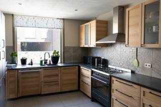 Instapklare gezinswoning met ruime tuin op een centrale ligging. Eens je binnen bent hoor je geen straatlawaai meer. <br /><br /><br />Bij het betreden van de woning komt u terecht in een volledig geïnstalleerde keuken die voorzien is van een gasvuur, oven en koelkast. Daarna komt u in een ruime en lichtrijke living, ideaal om gezellig te ontspannen of gasten te ontvangen.<br /><br />De woning beschikt over drie volwaardige slaapkamers en een comfortabele badkamer met een ligbad, inloopdouche en toilet.<br /><br />Buiten geniet u van een ruime tuin, perfect voor kinderen, tuinliefhebbers of gezellige zomeravonden. Het overdekte terras maakt het mogelijk om in elk seizoen van het buitenleven te genieten. Daarnaast biedt het handige zijgangetje een vlotte toegang tot de tuin, ideaal voor fietsen, afvalcontainers of tuinmateriaal.<br /><br />De woning is centraal gelegen, op wandel- of korte afstand van winkels, bakkers en andere dagelijkse voorzieningen.<br /><br />Kortom, een ruime en verzorgde woning die comfort, praktische indeling en een uitstekende ligging perfect weet te combineren.