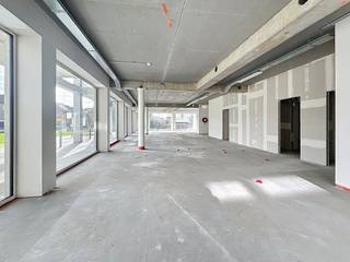 In het prestigieuze nieuwbouwproject Groenloo, gelegen op de voormalige Kodaksite in Vilvoorde, bieden wij nog 5 moderne kantoorruimtes te huur aan. Deze unieke locatie combineert een vlotte bereikbaarheid met een groene, hedendaagse werkomgeving.Kenmerken:- Oppervlakte: 237,7 m²- Huurprijs: € 2.377 / maand- Casco oplevering: volledige vrijheid om de ruimte naar eigen smaak en noden in te richten- Moderne nieuwbouw met kwalitatieve uitstraling- Gelegen in een dynamische en groeiende omgevingDaarnaast zijn er ook nog:- Staanplaatsen beschikbaar- Bergingen te huurDankzij de strategische ligging nabij belangrijke invalswegen en het centrum van Vilvoorde, is deze locatie ideaal voor ondernemingen die op zoek zijn naar een professionele en vlot bereikbare uitvalsbasis.Troeven:- Nieuwbouwproject met moderne architectuur- Flexibele invulling (casco)- Parkeermogelijkheden en extra opslagruimte- Aantrekkelijke en groene omgevingInteresse? Neem vandaag nog contact op voor meer informatie of een bezichtiging en ontdek de mogelijkheden van uw toekomstige kantoor in Groenloo!