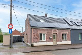 Vous cherchez une maison à personnaliser selon vos goûts ? Alors cette agréable maison familiale est faite pour vous.Au rez-de-chaussée, vous...