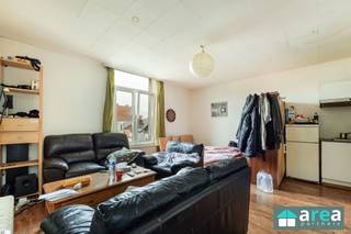 <p><span>Op het recent vernieuwde Moorkensplein bevindt zich deze interessante opbrengsteigendom met tal van mogelijkheden. Het betreft een kleinschalig gebouw zonder lift, bestaande uit een commercieel gelijkvloers, momenteel ingericht als café, en vijf bovenliggende studio’s. Het pand staat gekend als een commercieel gelijkvloers met bovenliggende kantoorruimtes, wat extra flexibiliteit biedt naar gebruik en invulling toe. De ligging vormt een absolute troef: op wandelafstand van het Centraal Station, de levendige Dageraadplaats en een ruim aanbod aan gezellige horecazaken en winkels. Kortom, een aantrekkelijke investering op een strategische locatie met een sterke verhuurbaarheid.</span></p><p><span> </span></p><p><span>Grootste troeven:</span></p><p><span>-Centrale locatie in gegeerde buurt</span></p><p><span>-Toprendement van 7,90% (verhuurd aan €4280/mnd)!</span></p><p><span>-Aparte meters nutsvoorzieningen (water, gas &amp; elektriciteit)</span></p><p><span>-Zelden leegstand: vaste huurders</span></p><p><span> </span></p><p><span>Indeling</span></p><p><span>-GLVL (270m²): ruime handelszaak, momenteel verhuurd aan een café.</span></p><p><span>-Tussenverdieping 1 (25m²): living met open keuken, aparte badkamer met douche en WC.</span></p><p><span>-V1 voorkant (25m²): living met open keuken, aparte badkamer met douche en WC.</span></p><p><span>-V1 achterkant (30m²): living met open keuken, aparte badkamer met douche en WC.</span></p><p><span>-V2 voorkant (25m²): living met open keuken, aparte badkamer met douche en WC.</span></p><p><span>-V2 achterkant (30m²): living met open keuken, aparte badkamer met douche en WC.</span></p><p><span> </span></p><p><span>Voor meer informatie kan u terecht bij Area Partners: Info@area.be of 03/284.60.60</span></p>