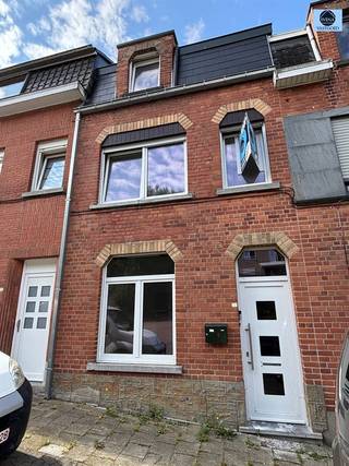 <p><span>JOLIE MAISON POUR JEUNES COUPLES AVEC 3 CHAMBRES ET JARDIN</span></p><p><span>Prix indicatif : 225 000 euros</span></p><p><span> </span></p><p><span> </span></p><p><span>Cette maison est située à deux pas du centre de Geraardsbergen et à proximité des transports en commun, des écoles et des commerces.</span></p><p><span> </span></p><p><span>Au sous-sol, vous trouverez un vaste espace de rangement et l'accès au jardin.</span></p><p><span> </span></p><p><span>Au rez-de-chaussée, vous trouverez le hall d’entrée avec le salon, la salle à manger et la cuisine. Vous y trouverez également la première salle de bains avec WC et douche.</span></p><p><span> </span></p><p><span>Au premier étage, vous trouverez la première chambre, la salle de bains avec douche et des toilettes séparées.</span></p><p><span> </span></p><p><span>Au deuxième étage, vous trouverez les combles aménagés. Ceux-ci peuvent facilement être divisés en deux chambres.</span></p><p><span> </span></p><p><span>ATTOUS :</span></p><p><span>- Installation électrique conforme à l'AREI !!</span></p><p><span>- Logement idéal pour les jeunes ménages </span></p><p><span>- Label EPC C =>: aucune obligation de rénovation !!</span></p><p><span>- Sans amiante </span></p><p><span> </span></p><p><span>Pour plus d'informations ou pour organiser une visite, appelez le 0472/29.25.04 ou envoyez un e-mail à louis@svena.be </span></p><p><span> </span></p><p><span>Ces informations sont fournies à titre purement indicatif et nous ne pouvons être tenus responsables d'éventuelles inexactitudes. La surface habitable est donnée à titre indicatif uniquement.</span></p><p><span> </span></p>