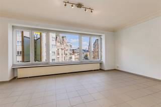 Dit perfect instapklaar en volledig gerenoveerd 2-3 slaapkamer appartement met leuk terras is gelegen in Antwerpen vlakbij het Centraal...