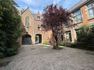 <p><span>Luxueus appartement met authentieke elementen in historisch pand<br /><br />Hof Van Immerseel: Wonen in een historisch complex met een Bourgondische kapel van ca. 1495. Via de impressionante poort bereikt men het eerste binnenplein. Hier bevindt zich de inkom naar de eerste vier luxueuze appartementen met een prachtig evenwicht tussen modern comfort en authentieke elementen zoals molures, houten steunbalken, prachtige vloeren, … . Rondom het tweede binnenplein bevindt zich het koetshuis en twee moderne glazen appartementen.</span></p>
<p><span> </span></p>
<p><span>Indeling : De royale leefruimte met hoge plafonds voorzien van de originele steunbalken en parket baadt in het licht. De open keuken met kookeiland is uitgerust met een Lacanche gasfornuis, vaatwasmachine en grote koelkast. Via de nachthal en gastentoilet met handenwasser bereikt men een royale kamer met sierschouw, originele tegelvloer en houten wandpanelen. Verder heeft het appartement nog een tweede slaapkamer en een badkamer met inloopdouche en dubbel wastafelmeubel. Op de twee terrassen kan men met veel privacy genieten van de buitenlucht.</span></p>
<p><span> </span></p>
<p><span>Bijzonderheden:</span></p>
<ul>
<li><span>Authentieke elementen zoals steunbalken, parketvloeren, originele tegelvloeren, impressionante sierschouw, …</span></li>
<li><span>Plafondhoogtes tot 3,5 meter</span></li>
<li><span>Veel lichtinval</span></li>
<li><span>Hoogwaardige afwerking</span></li>
<li><span>Mogelijkheid tot het huren van een autostaanplaats aan 125 € / maand</span></li>
<li><span>Dit appartement kan via een vennootschap gehuurd worden.</span></li>
</ul>
<p><span> </span></p>