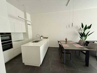 IN OPTIE!<br />Instapklaar gelijkvloers appartement met zuidgerichte privétuin<br /><br />Wonen in alle rust, met de stad binnen handbereik? Ontdek dit lichte en gezellige gelijkvloers appartement aan de achterzijde van een verzorgd gebouw, met een zuidgerichte privétuin als absolute troef. Perfect voor wie houdt van zon, stilte en comfort.<br /><br />De ligging is uitstekend: op wandelafstand van het prachtige Boekenbergpark en Te Boelaerpark, en met het openbaar vervoer letterlijk voor de deur. Met de tram sta je in slechts 20 minuten in het centrum van Antwerpen. Supermarkten, scholen en andere voorzieningen bevinden zich vlakbij.<br />Het appartement zelf biedt een aangename leefruimte met directe toegang tot het terras en de tuin. Overal is er vloerverwarming voor een optimaal wooncomfort. De open keuken is volledig uitgerust met twee combi-ovens, inductiekookplaat, ingebouwde koelkast met diepvriesvak en vaatwasser.<br />Er zijn twee slaapkamers, beide met zicht én toegang tot de tuin, en voorzien van rolluiken voor extra comfort. De badkamer beschikt over een dubbele lavabo en een ligbad. Verder is er een apart toilet, een inkomhal en een handige berging in het appartement zelf. Extra opslagruimte vind je in de ondergrondse, privatieve berging. Tot slot zijn er minstens twee private fietsstaanplaatsen voorzien in de afgesloten, gemeenschappelijke tuin.<br /><br />Een ondergrondse parkeerplaats is optioneel te koop of te huur in hetzelfde gebouw.<br />Kortom: dit appartement combineert een rustige en groene ligging met alle voordelen van de stad. Ideaal voor wie comfortabel en instapklaar wil wonen, met buitenruimte én uitstekende bereikbaarheid.<br /><br />De aanvragen van makelaars worden niet behandeld. <br /><br />Mis deze kans niet – plan vandaag nog je bezoek via: <br />https://calendly.com/boekenberglei27-b002/30min<br />