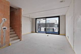 In het hart van Oostduinkerke-Bad schittert de exclusieve penthouse van Residentie Dunas. Dit unieke duplex-appartement beslaat de bovenste twee verdiepingen van een architecturaal hoogstandje waar één appartement per verdieping absolute privacy en wooncomfort garandeert. De oplevering van Residentie Dunas is gepland rond het paasverlof van 2026.<br />Toptroeven van deze penthouse:
<ul>
<li>Drie volwaardige slaapkamers.</li>
<li>Twee luxueus ingerichte badkamers.</li>
<li>Zuidgerichte, extra ruime terrassen: geniet in alle privacy van zon en zeezicht.</li>
<li>Geothermie met passieve koeling: geavanceerde grondboringen zorgen voor energiezuinige verwarming én verkoeling.</li>
<li>Zonnepanelen met energiedeling: duurzaam wonen met lagere energiekosten.</li>
<li>Geluidsisolerend glas: stilte en comfort.</li>
</ul>
Hoogwaardige afwerking:
<ul>
<li>Xinix-binnendeuren (minimalistisch & luxueus);</li>
<li>Domoticasysteem van DUOTECNO;</li>
<li>Wonen op het hoogste niveau;</li>
</ul>
De penthouse combineert een doordacht interieurontwerp met de nieuwste technieken op het vlak van energie, domotica en akoestiek. <br />Parkeren is geen zorg meer. De ondergrondse garage biedt veilige en ruime parkeerplaatsen.<br /><br />Neem contact met ons op voor een privébezoek ter plaatse.