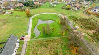 In onze nieuwe woonbuurt in Engsbergen bij Tessenderlo biedt Danneels in deze tweede verkoopfase nieuwe bouwgronden te koop aan. <br /><br />De perceelgrootte varieert van 312 m² tot 749 m² en alle bouwgronden worden aangeboden met vrije keuze van architect en bouwpartner(s). <br /><br />Tessenderlo is goed gelegen ten opzichte van Antwerpen, Turnhout en Hasselt en is een ideale woonlocatie voor wie op zoek is naar een betaalbare en toch goed bereikbare omgeving.<br /><br />Ook zorgt de nabijheid van het openbaar vervoer en de aansluiting met de E313 voor een vlotte verbinding naar Antwerpen en de E314. <br /><br />In deze familievriendelijke woonbuurt werd o.m. een groot aantal groenzones, een centraal park, meerdere speelzones en wadi’s voorzien. 