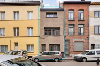 <strong>Volledig gerenoveerde woning met +3 slpk en 2 bad</strong><br /><br />Aan Park Spoor Oost woon je in één van de meest gezellige stukjes Antwerpen: groen, levendig en tegelijk vlot bereikbaar.<br />Je geniet van ruime wandel- en sportzones, gezellige hotspots en een sterke verbinding met het centrum, openbaar vervoer en invalswegen.<br />Ideaal voor wie rust en stadse dynamiek wil combineren.<br /><br />Deze prachtig gerenoveerde en uitstekend onderhouden woning biedt ruimte, flexibiliteit en comfort in elk detail.<br />Op het gelijkvloers kom je binnen via een stijlvolle inkomhal op travertin, waarna je doorloopt naar de ruime woonkamer met volledig uitgeruste keuken. Verder is er een badkamer met douche en toilet.<br /><br />Op de eerste verdieping vind je een tweede leefruimte (perfect als lounge, bureau of extra dubbele slaapkamer) én de mogelijkheid om hier een tweede keuken te plaatsen: ideaal voor kangoeroe-wonen, co-housing of een zelfstandige unit.<br /><br />De tussenverdieping beschikt over een gerenoveerde badkamer met douche en toilet.<br /><br />Op de tweede verdieping liggen twee ruime slaapkamers. De zolder is ingericht en bereikbaar via een draaitrap: perfect als extra slaapkamer, hobbyruimte of bureau.<br />Als extra troef is er een volledige ingerichte kelder, ideaal als wasplaats en stockage.<br /><br />Een echte instapklare topper op toplocatie!