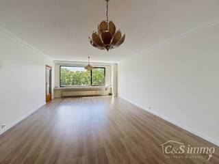 Instapklaar en gerenoveerd 2-slaapkamerappartement gelegen op de 3de verdieping, met een prachtig open zicht over de atletiekpiste van Rodeloop.De...