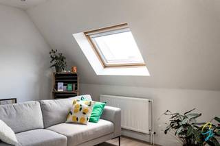 <p>TE KOOP – LEDEBERG</p>
<p>Wees welkom op onze bezoekdag 11/07 - Contacteer Bruno voor een afspraak of meer informatie via 0495 12 20 64</p>
<p>Gelegen in de Wazenaarstraat 1C te Ledeberg, bieden wij deze charmant gerenoveerde appartement aan, voorzien van alle modern comfort. Dankzij de uitstekende ligging op wandelafstand van zowel de Gentbrugse Meersen als Gent-centrum geniet u hier van een ideale combinatie van wooncomfort en bereikbaarheid. Het appartement ligt in de directe nabijheid van belangrijke uitvalswegen en openbaar vervoer. Praktische voorzieningen zoals een grootwarenhuis, slagerij, bakkerij, … bevinden zich op wandelafstand.</p>
<p>Het appartement is gelegen de derde verdieping. Via de inkomhal bereikt u een ruime slaapkamer, een moderne badkamer en de gezellige leefruimte. Daarnaast beschikt het over een aparte keuken met voldoende comfort en een berging/wasruimte.</p>
<p>Het pand maakt deel uit van een kleinschalig gebouw dat in 2020 volledig werd gerenoveerd. Dit resulteert in een gunstig EPC-label en bijzonder lage gemeenschappelijke kosten.</p>
<p>Wenst u graag een bezoek? Contacteer Bruno voor een afspraak of meer informatie via 0495 12 20 64</p>