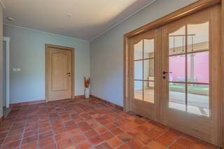 Deze aangename laagbouwwoning combineert comfort, ruimte en een rustige ligging met de nabijheid van alle dagelijkse voorzieningen.<br />De woning omvat een ruime inkomhal, gezellige leefruimte, mooie keuken, smaakvolle badkamer, bureau, 3 slaapkamers, berging, apart toilet, garage en een ruime zolder die tal van mogelijkheden biedt.<br />Buiten geniet je van een gezellige en onderhoudsvriendelijke tuin, ideaal om in alle rust te ontspannen.<br />Extra troeven zijn de conforme elektrische installatie en het goede EPC. Bovendien is de woning rustig gelegen, terwijl winkels, scholen, openbaar vervoer en andere voorzieningen vlot bereikbaar zijn. Voor alle info : dirk@berno.be