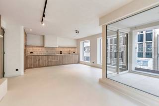 This stylishly renovated apartment for sale is located in the Kursaalstraat in Heist. It is part of a completely renewed, small-scale residential building and enjoys an exceptional location, within walking distance of Heldenplein, various shops, public transport and Knokke-Heist beach.The spacious and bright living space is the focal point of this apartment. Thanks to the large windows, the room is bathed in natural light, which creates an open and pleasant feeling. This cozy living environment fits perfectly with the adjoining terrace, where you can enjoy the first rays of the day in peace and quiet.From the living area, you can reach the night area with three comfortable bedrooms. Each room has been finished with an eye for quality and can be arranged as a master bedroom, office or guest room as desired. The bathroom exudes elegance and relaxation and has a spacious walk-in shower, a comfortable bath and a stylish double sink.This ready-to-move-in apartment for sale combines high-quality finishes, lots of light and optimal living comfort into a special whole. An excellent opportunity for those looking for a quality home in Knokke-Heist.The EPC dates back to before the renovation. Ideal offer for those looking for a renovated apartment for sale in Knokke-Heist! More information or a visit? Contact Arne on 0493 25 35 85 or knokke@dewaele.comRegister of measures: pending