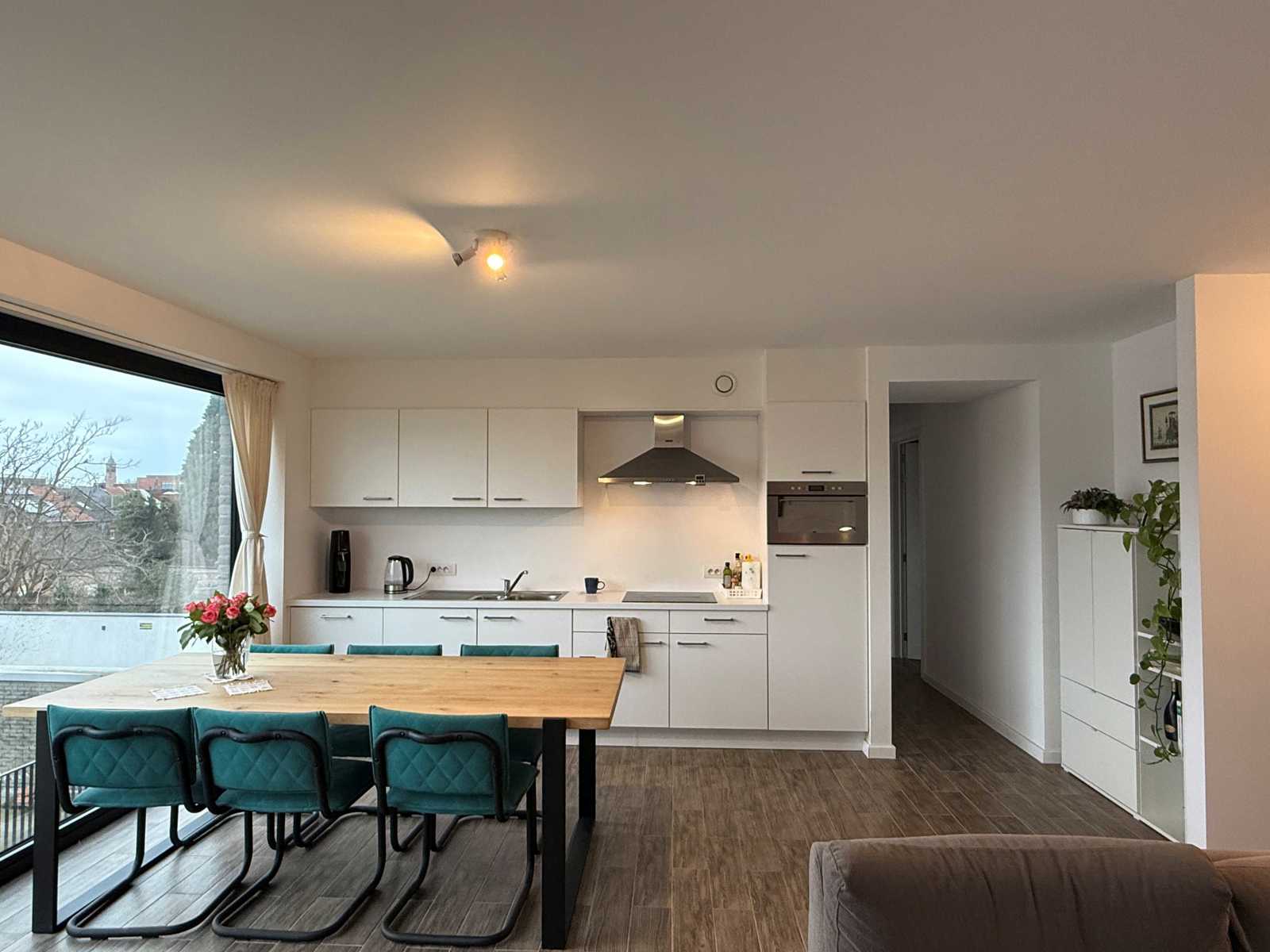 Mooi, lichtrijk appartement met terras en twee slaapkamers - foto 3