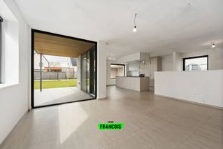IMMO FRANCOIS MEETJESLAND PRESENTEERT KLOOSTERAPRILSTRAAT 14!<br /><br />WIJ VERWIJZEN U VOOR ALLE INFO & DOCUMENTEN GRAAG DOOR NAAR ONZE WEBSITE: IMMOFRANCOIS.BE.<br /><br />WENST U EEN GRATIS EN VRIJBLIJVENDE VERKOOPSANALYSE MET WAARDEBEPALING VAN UW EIGENDOM? DARIO KOMT GRAAG BIJ U LANGS!<br /><br />In het gezellige Assenede bevindt zich deze instapklare nieuwbouwwoning die hedendaags wooncomfort combineert met een kwalitatieve afwerking en uitstekende energieprestaties. Dankzij de centrale ligging, vlak bij de Nederlandse grens, geniet u van een vlotte verbinding via de R4 richting Gent en de E34 naar Antwerpen en de kust. Bovendien bevinden winkels, scholen, horeca, openbaar vervoer en andere dagelijkse voorzieningen zich op korte afstand.<br /><br />Via de ruime inkomhal met gastentoilet betreedt u de woning. Vanuit de hal heeft u rechtstreeks toegang tot de inpandige garage, die bovendien uitgerust is met een praktische inloopdouche. De lichtrijke leefruimte vormt het hart van de woning en biedt een aangenaam uitzicht op de aangelegde tuin. Aansluitend bevinden zich een ruime bureauruimte, ideaal als thuisbureau of hobbyruimte, en een volledig ingerichte keuken die voorzien is van alle hedendaagse comfort.<br /><br />Op de eerste verdieping vindt u drie volwaardige slaapkamers, een afzonderlijk toilet en een stijlvolle badkamer met een dubbele lavabo, ligbad en ruime inloopdouche. De doordachte indeling maakt deze woning bijzonder geschikt voor gezinnen, thuiswerkers of wie gewoon op zoek is naar extra ruimte.<br /><br />Ook buiten werd aan comfort gedacht. De verzorgde tuin met gezellig terras vormt de ideale plek om in alle rust te genieten, terwijl de kwalitatief afgewerkte tuinberging en de ruime parkeermogelijkheden op eigen terrein het gebruiksgemak compleet maken.<br /><br />Deze energiezuinige nieuwbouwwoning onderscheidt zich bovendien door haar duurzame technieken. Vloerverwarming op het gelijkvloers, een lucht-luchtwarmtepomp op de verdieping, driedubbele beglazing en 4 kW aan zonnepanelen zorgen voor een aangenaam wooncomfort, een lage energiefactuur en een duurzame investering voor de toekomst.<br /><br />Bent u op zoek naar een instapklare nieuwbouwwoning in Assenede die hedendaags wooncomfort combineert met een energiezuinige afwerking en een uitstekende ligging? Aarzel niet om contact op te nemen met Dario Van Kerckvoorde van Immo Francois Meetjesland voor meer informatie of een bezoek ter plaatse.<br /><br />GRAAG ALS EERSTE OP DE HOOGTE VAN ONS AANBOD? 1) BEZORG ONS UW ZOEKVOORKEUREN EN WE HOUDEN CONTACT, 2) VOLG @IMMOFRANCOISMEETJESLAND VIA INSTAGRAM<br /><br />
